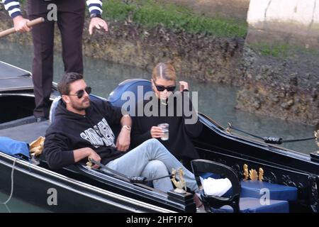 Scott Disick et Sofia Richie se sont coudés sur une gondole à Venise, en Italie, le 17 octobre 2017 Banque D'Images