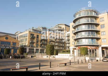 Un sur l'ait et de nouveaux appartements et appartements à côté de Kew Bridge, Brentford, Middlesex, Angleterre, Royaume-Uni. Banque D'Images