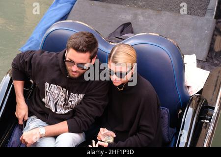 Scott Disick et Sofia Richie se sont coudés sur une gondole à Venise, en Italie, le 17 octobre 2017 Banque D'Images