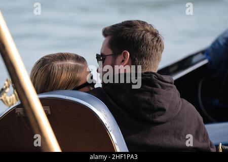 Scott Disick et Sofia Richie se sont coudés sur une gondole à Venise, en Italie, le 17 octobre 2017 Banque D'Images