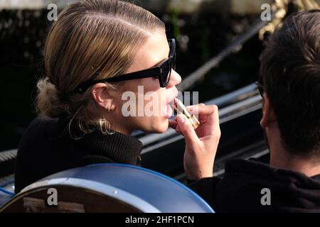 Scott Disick et Sofia Richie se sont coudés sur une gondole à Venise, en Italie, le 17 octobre 2017 Banque D'Images