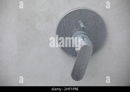 Robinet mélangeur de douche calcifiée sale, robinet avec tartre, plaque d'eau, douche chromée, photo rapprochée. Banque D'Images