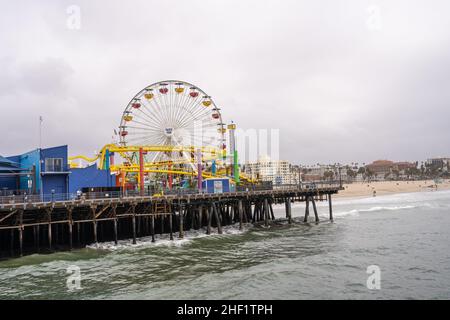 Santa Monica Pier est une grande jetée à double articulation au pied de Colorado Avenue à Santa Monica, Californie, États-Unis.Il contient un petit amusem Banque D'Images