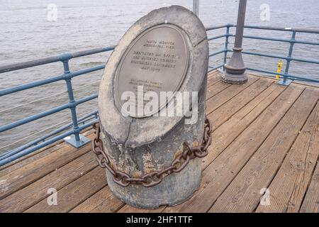 Santa Monica Pier est une grande jetée à double articulation au pied de Colorado Avenue à Santa Monica, Californie, États-Unis.Il contient un petit amusem Banque D'Images