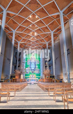 La nef et le plafond en bois de la cathédrale moderne de Coventry, en Angleterre. Banque D'Images