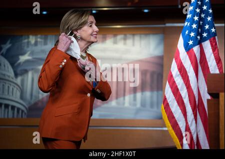 Washington, États-Unis.10th janvier 2022.La conférencière de la Chambre Nancy Pelosi (D-CA) prend son masque facial en arrivant à sa conférence de presse hebdomadaire, au Capitole des États-Unis, à Washington, DC, le jeudi 13 janvier,2022. La nuit dernière, la Chambre des représentants a voté en faveur du droit de vote et de la réforme électorale, le président Biden devant se rendre au Capitole et pousser les sénateurs à faire des progrès sur la question.(Graeme Sloan/Sipa USA) Credit: SIPA USA/Alay Live News Banque D'Images