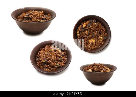 Céréales granola au chocolat avec noix dans un fond de bol.Isolé sur le background blanc. Banque D'Images