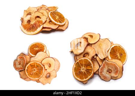 Fruits secs isolés sur fond blanc.Pamplemousse séché, pomme séchée, tranches de poire séchées. Banque D'Images