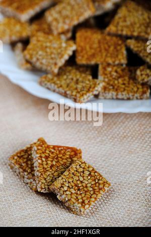 Makar sankranti articles spéciaux Tilgul, til ke laddu, Chikki tous les articles sucrés faits avec des graines de sésame blanc et de la jaggery.Spécial hiver santé alimentaire indienne Banque D'Images