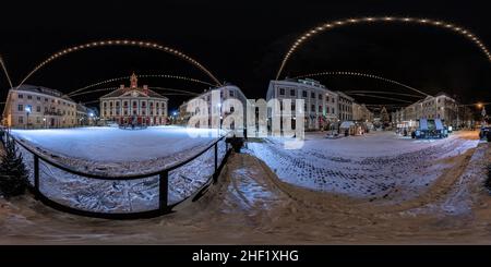 Vue panoramique à 360° de Village de Noël sur la place de Tartu avec patinoire