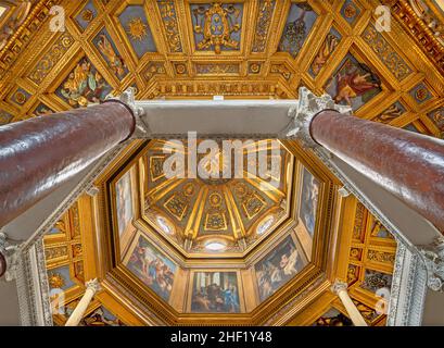 ROME, ITALIE - 2 SEPTEMBRE 2021 : l'intérieur de l'église San Giovanni in fonte al Laterano - Battisterio Lateranese. Banque D'Images