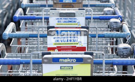 VALENCE, ESPAGNE - 13 JANVIER 2022 : Makro est une marque internationale de clubs-entrepôts qui vend des produits alimentaires et non alimentaires Banque D'Images