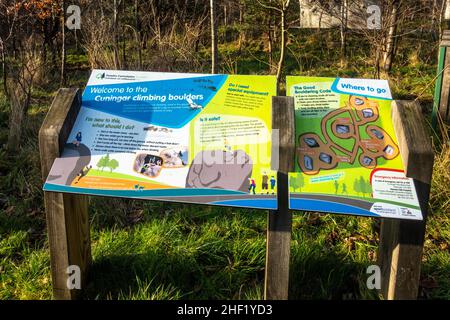 Panneau de bienvenue à l'entrée des blocs d'escalade de Cuningar, le premier parc de blocs extérieurs d'Écosse, dans le parc boisé de Cuningar Loop. Banque D'Images