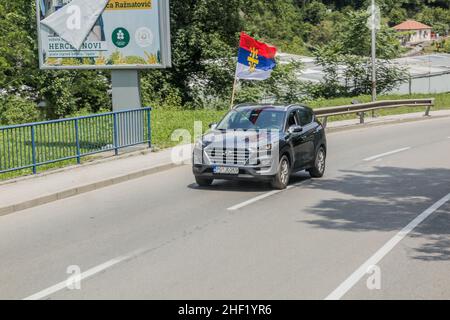 HERCEG NOVI, MONTÉNÉGRO - 1 JUIN 2019 : voiture avec le drapeau de l'Église orthodoxe serbe à Herceg Novi, Monténégro. Banque D'Images