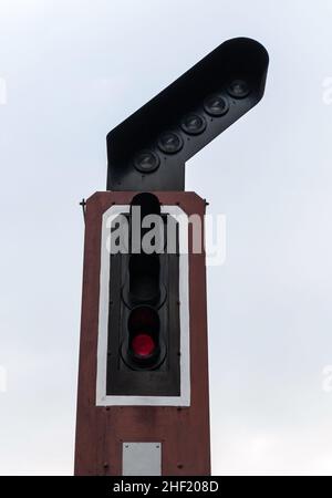 Gros plan du feu de signalisation ferroviaire pour le contrôle du train avant d'entrer dans la gare, vue avant avec l'espace de copie. Banque D'Images