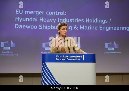 Bruxelles, Belgique.13th janvier 2022.Le commissaire de l’UE responsable d’une Europe digne de l’ère numérique Margrethe Vestager s’entretient lors d’une conférence de presse au siège de la Commission européenne à Bruxelles, Belgique, le 13 janvier 2022.L'UE a bloqué la fusion entre les deux constructeurs de navires, Daewoo Shipbuilding & Marine Engineering en Corée du Sud et Hyundai Heavy Industries Holding, en déclarant que la fusion aurait conduit à « moins de fournisseurs et à des prix plus élevés pour les gros navires transportant du GNL » (image de crédit : © Valeria Mongelli/ZUMA Press Wire) Banque D'Images