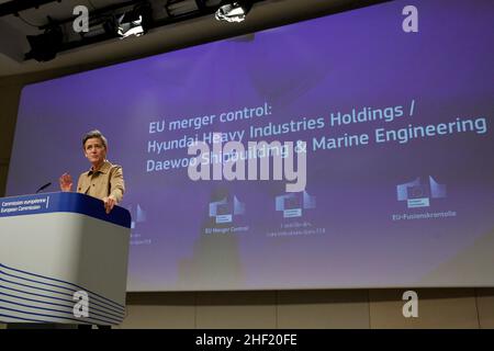 Bruxelles, Belgique.13th janvier 2022.Le commissaire de l’UE responsable d’une Europe digne de l’ère numérique Margrethe Vestager s’entretient lors d’une conférence de presse au siège de la Commission européenne à Bruxelles, Belgique, le 13 janvier 2022.L'UE a bloqué la fusion entre les deux constructeurs de navires, Daewoo Shipbuilding & Marine Engineering en Corée du Sud et Hyundai Heavy Industries Holding, en déclarant que la fusion aurait conduit à « moins de fournisseurs et à des prix plus élevés pour les gros navires transportant du GNL » (image de crédit : © Valeria Mongelli/ZUMA Press Wire) Banque D'Images