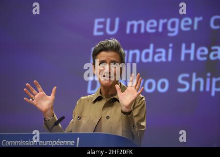 Bruxelles, Belgique.13th janvier 2022.Le commissaire de l’UE responsable d’une Europe digne de l’ère numérique Margrethe Vestager s’entretient lors d’une conférence de presse au siège de la Commission européenne à Bruxelles, Belgique, le 13 janvier 2022.L'UE a bloqué la fusion entre les deux constructeurs de navires, Daewoo Shipbuilding & Marine Engineering en Corée du Sud et Hyundai Heavy Industries Holding, en déclarant que la fusion aurait conduit à « moins de fournisseurs et à des prix plus élevés pour les gros navires transportant du GNL » (image de crédit : © Valeria Mongelli/ZUMA Press Wire) Banque D'Images