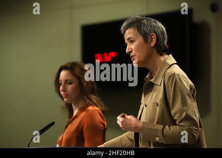 Bruxelles, Belgique.13th janvier 2022.Le commissaire de l’UE responsable d’une Europe digne de l’ère numérique Margrethe Vestager s’entretient lors d’une conférence de presse au siège de la Commission européenne à Bruxelles, Belgique, le 13 janvier 2022.L'UE a bloqué la fusion entre les deux constructeurs de navires, Daewoo Shipbuilding & Marine Engineering en Corée du Sud et Hyundai Heavy Industries Holding, en déclarant que la fusion aurait conduit à « moins de fournisseurs et à des prix plus élevés pour les gros navires transportant du GNL » (image de crédit : © Valeria Mongelli/ZUMA Press Wire) Banque D'Images