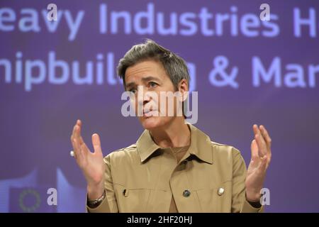 Bruxelles, Belgique.13th janvier 2022.Le commissaire de l’UE responsable d’une Europe digne de l’ère numérique Margrethe Vestager s’entretient lors d’une conférence de presse au siège de la Commission européenne à Bruxelles, Belgique, le 13 janvier 2022.L'UE a bloqué la fusion entre les deux constructeurs de navires, Daewoo Shipbuilding & Marine Engineering en Corée du Sud et Hyundai Heavy Industries Holding, en déclarant que la fusion aurait conduit à « moins de fournisseurs et à des prix plus élevés pour les gros navires transportant du GNL » (image de crédit : © Valeria Mongelli/ZUMA Press Wire) Banque D'Images