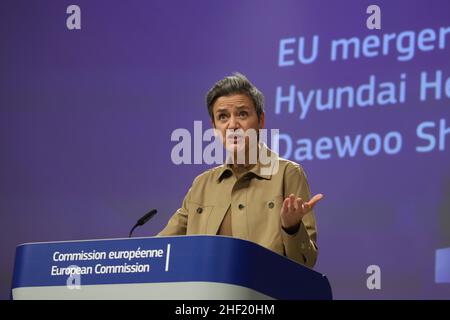 Bruxelles, Belgique.13th janvier 2022.Le commissaire de l’UE responsable d’une Europe digne de l’ère numérique Margrethe Vestager s’entretient lors d’une conférence de presse au siège de la Commission européenne à Bruxelles, Belgique, le 13 janvier 2022.L'UE a bloqué la fusion entre les deux constructeurs de navires, Daewoo Shipbuilding & Marine Engineering en Corée du Sud et Hyundai Heavy Industries Holding, en déclarant que la fusion aurait conduit à « moins de fournisseurs et à des prix plus élevés pour les gros navires transportant du GNL » (image de crédit : © Valeria Mongelli/ZUMA Press Wire) Banque D'Images