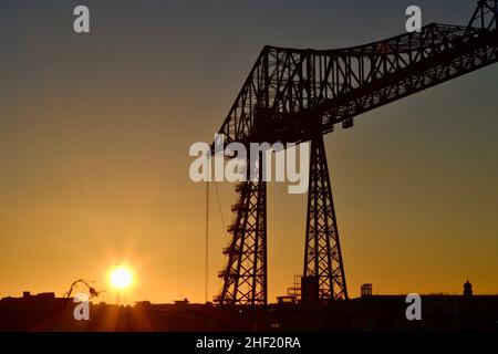 Superbe image couleur, à la lumière du jour, du coucher de soleil d'hiver sur le pont transporter, Middlesbrough, Teesside, Royaume-Uni Banque D'Images