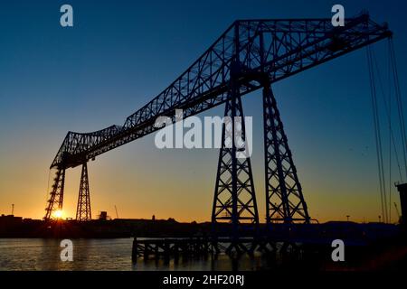 Middlesbrough, Royaume-Uni.13th janvier 2022.Superbe image couleur, à la lumière du jour, du coucher de soleil d'hiver sur le pont transporter, Middlesbrough, Teesside, UK Credit: James Hind/Alay Live News Banque D'Images