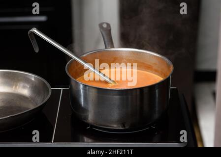 Préparation de la sauce de la soupe Suquet de Peix avec les pommes de terre Banque D'Images
