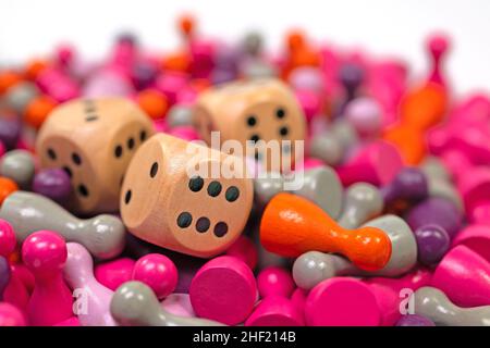 Beaucoup de pièces de jeu colorées et de dés pour les jeux de société Banque D'Images