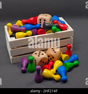 Beaucoup de pièces de jeu colorées et de dés pour les jeux de société Banque D'Images
