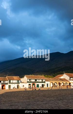 Lumière du soir sur la Plaza Mayor de Villa de Leyva, Boyacá, Colombie Banque D'Images