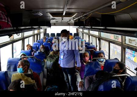 Kolkata, Bengale occidental, Inde.13th janvier 2022.Les dévotés embarquent dans un bus pour Gangasagar Mela, dans le cadre d'une urgence du coronavirus à Kolkata, en Inde, le 13 janvier 2022.(Credit image: © Indranil Aditya/ZUMA Press Wire) Banque D'Images