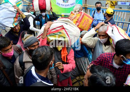 Kolkata, Bengale occidental, Inde.13th janvier 2022.Les dévotés embarquent dans un bus pour Gangasagar Mela, dans le cadre d'une urgence du coronavirus à Kolkata, en Inde, le 13 janvier 2022.(Credit image: © Indranil Aditya/ZUMA Press Wire) Banque D'Images