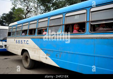 Kolkata, Bengale occidental, Inde.13th janvier 2022.Les dévotés embarquent dans un bus pour Gangasagar Mela, dans le cadre d'une urgence du coronavirus à Kolkata, en Inde, le 13 janvier 2022.(Credit image: © Indranil Aditya/ZUMA Press Wire) Banque D'Images