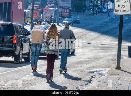 Nashville, Tennessee, Etats-Unis - 7 novembre 2021: Personnes utilisant des scooters électriques pour les touristes à louer et se déplacer dans le centre-ville. Banque D'Images