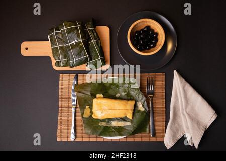 Hallaca sur la table, le plat traditionnel de Noël vénézuélien Banque D'Images
