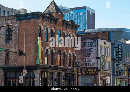 Nashville, Tennessee, États-Unis - 7 novembre 2021 : la vieille ville de Nashville où les touristes se promo devant de nombreux restaurants, bars, magasins et divertissements. Banque D'Images