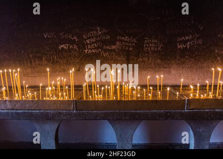 OSTROG, MONTÉNÉGRO - 5 JUIN 2019 : bougies et noms au monastère d'Ostrog, Monténégro Banque D'Images