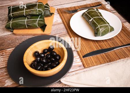 Hallaca sur la table, le plat traditionnel de Noël vénézuélien Banque D'Images