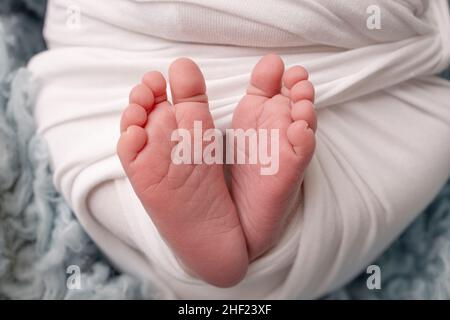 Le pied minuscule d'un nouveau-né.Pieds doux d'un nouveau-né dans une couverture blanche Banque D'Images