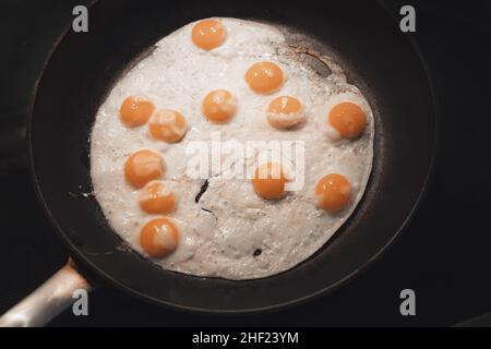 Common quail eggs cooking for breakfast Banque D'Images