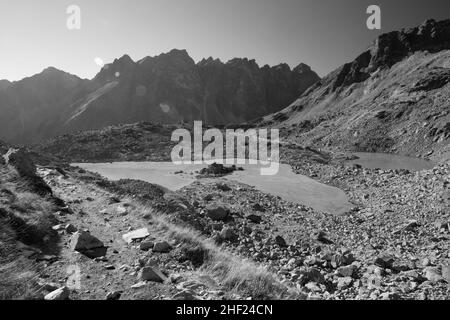 Hautes Tatras - Slovaquie - le regard au lac Zabie pleso avec le sommet de Satan en arrière-plan dans la lumière du matin. Banque D'Images