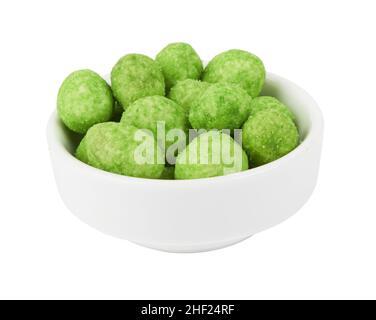 Arachides enrobées de Wasabi isolées sur fond blanc Banque D'Images