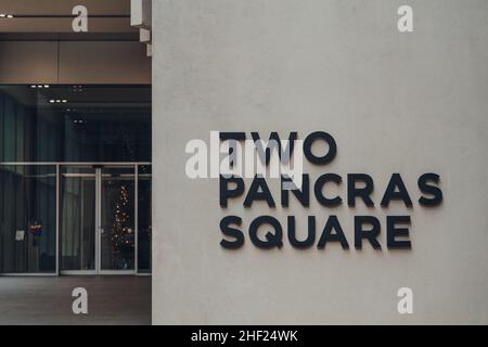 Londres, Royaume-Uni - 01 janvier 2022 : panneau de nom sur Two Pancras Square, un immeuble de bureaux de classe A emblématique à Kings Cross dans une position importante face à Pancras Banque D'Images