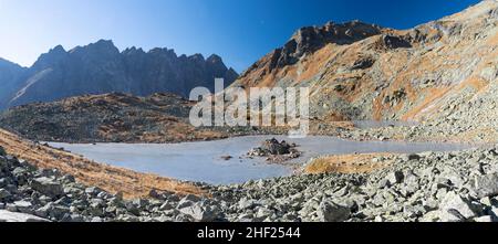 Hautes Tatras - Slovaquie - le regard au lac Zabie pleso avec le sommet de Satan en arrière-plan dans la lumière du matin. Banque D'Images