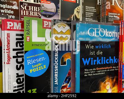 Viersen, Allemagne - janvier 9.2022: Gros plan des magazines de papier scientifique de choix dans le rayon du supermarché allemand Banque D'Images