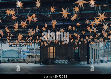 Londres, Royaume-Uni - 01 janvier 2022 : décorations des étoiles de Noël dans West Handyside Canopy, un marché historique victorien couvert d'acier et de verre à King' Banque D'Images