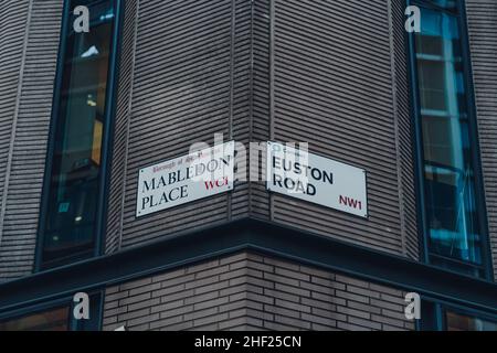 Londres, Royaume-Uni - 01 janvier 2022 : panneau de nom de rue à un coin de Mabledon place et Euston Road, une partie du London Inner Ring Road et fait partie de Banque D'Images