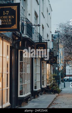 Londres, Royaume-Uni - 01 janvier 2022 : panneau devant le café Casa Jardim et la boutique de nourriture à Bloomsbury, un quartier de Londres célèbre pour le British Museum, bordé d'arbres Banque D'Images