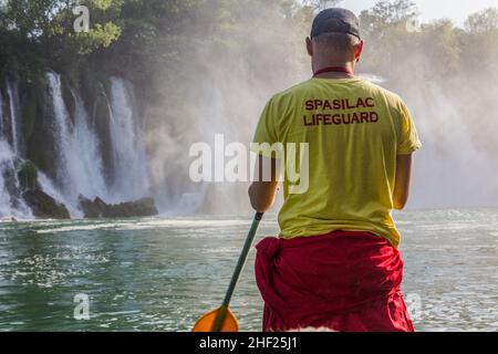 KRAVICA, BOSNIE-HERZÉGOVINE - 9 JUIN 2019 : maître-nageur aux cascades de Kravica en Bosnie-Herzégovine Banque D'Images